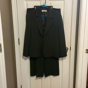 A 2p Tahari Pantsuit